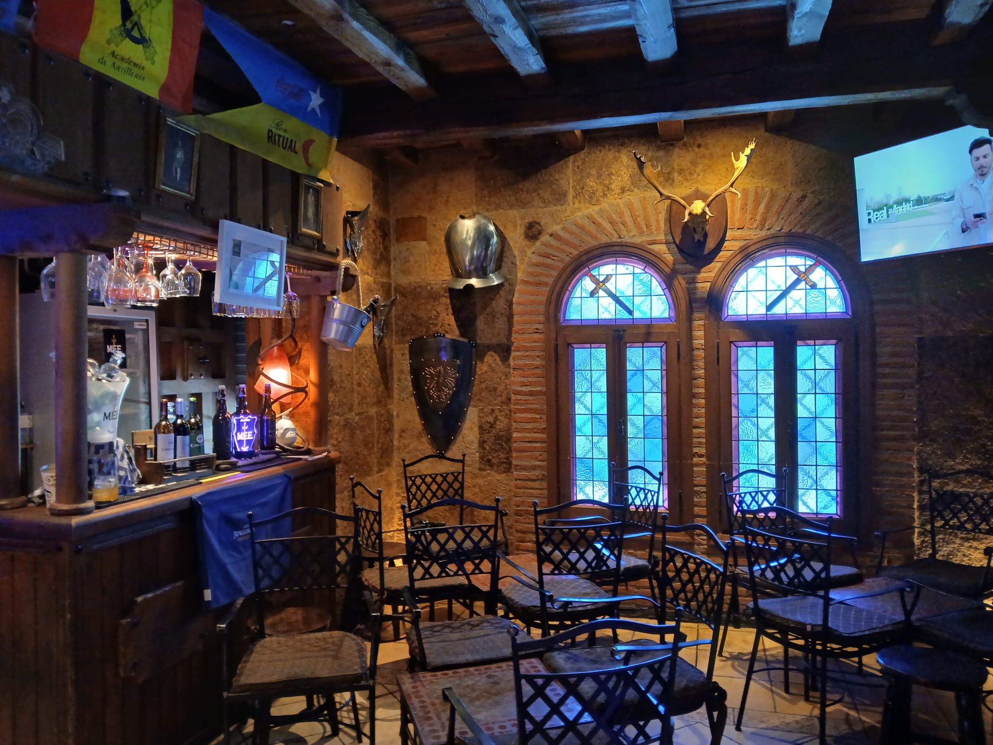 Salón medieval con vidrieras y armadura
